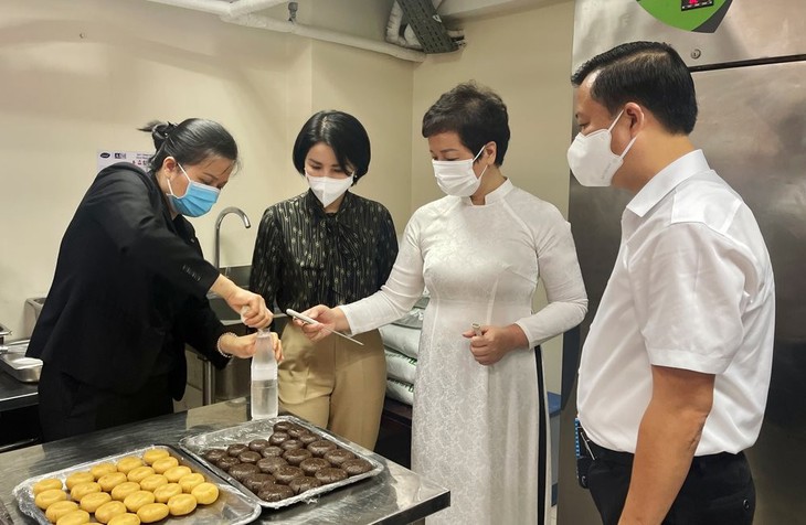 Kiểm tra cơ sở sản xuất bánh trung thu ở Hà Nội: Nơi nghiêm túc, chỗ thờ ơ - Ảnh 1.