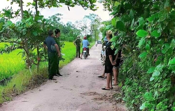 Phát hiện 2 thi thể đàn ông đang phân hủy trong nhà quản trang bị bỏ hoang - Ảnh 1.