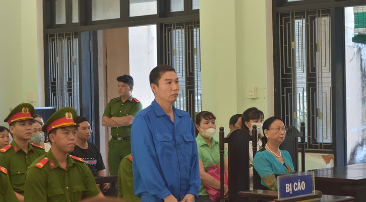 Tuyên án cựu Đại uý công an dùng súng cướp tiệm vàng ở chợ Đông Ba - Ảnh 1.