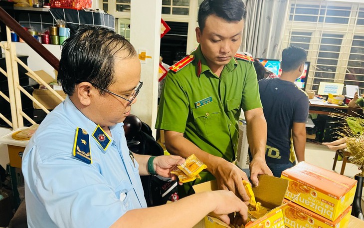 'Đột kích' 2 cơ sở kinh doanh thu giữ gần 8.000 bánh trung thu nhập lậu