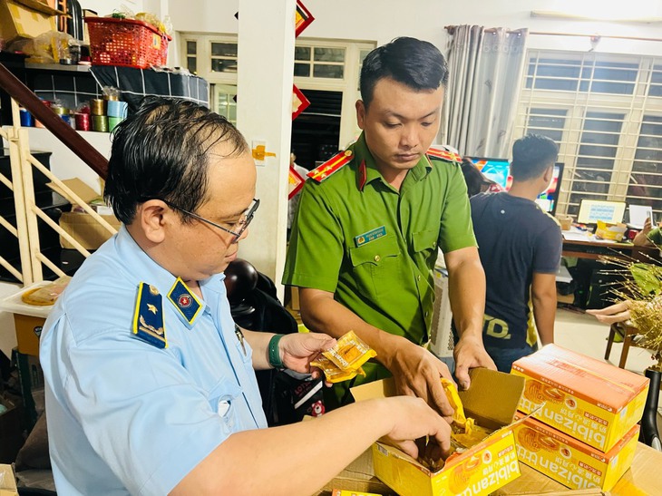 "Đột kích" 2 cơ sở kinh doanh thu giữ gần 8.000 bánh trung thu nhập lậu - Ảnh 2.