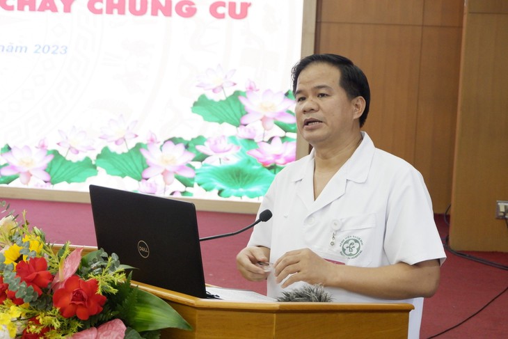 Hội chẩn chuyên gia nước ngoài nỗ lực cứu nam bệnh nhân nặng nhất vụ cháy chung cư mini - Ảnh 1. Hội chẩn chuyên gia nước ngoài nỗ lực cứu nam bệnh nhân nặng nhất vụ cháy chung cư mini - Ảnh 1.