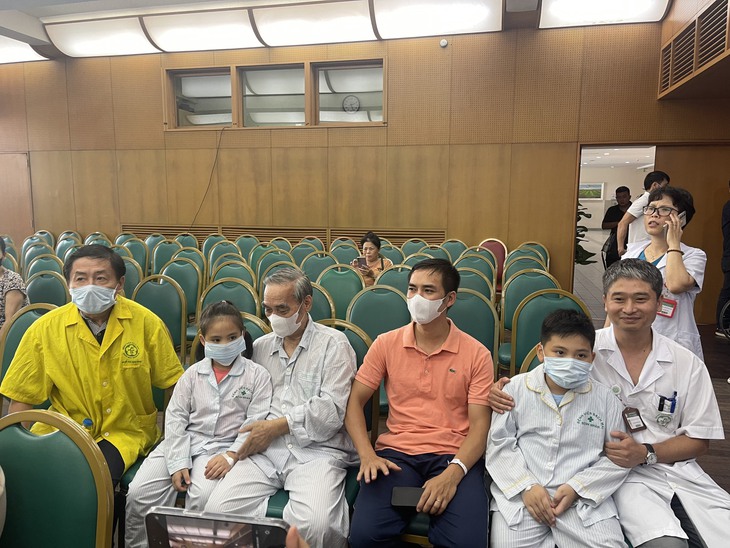 Thầy thuốc và bệnh nhân vụ cháy chung cư mini cùng rưng rưng trong ngày ra viện - Ảnh 1. Thầy thuốc và bệnh nhân vụ cháy chung cư mini cùng rưng rưng trong ngày ra viện - Ảnh 1.
