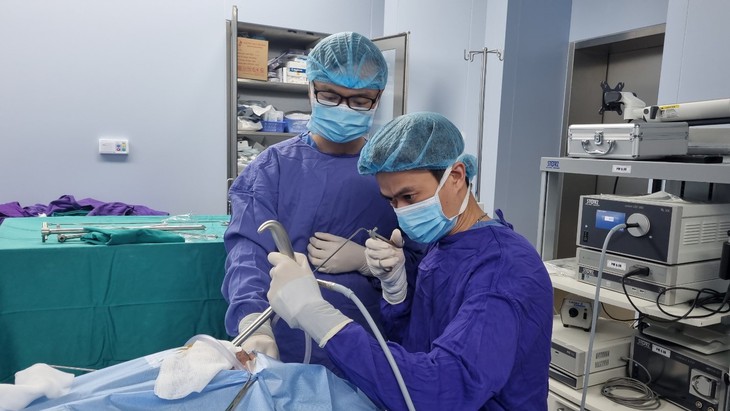 Bị hóc xương cá hình răng cưa hơn 2cm ở thực quản - Ảnh 2.