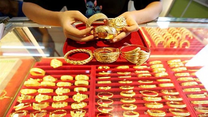 Giá vàng hôm nay ngày 22/9 đồng loạt giảm - Ảnh 1.