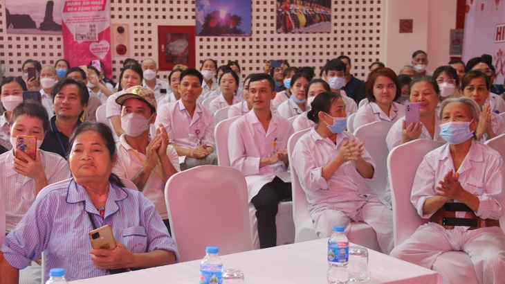 Chương trình "Mang âm nhạc đến bệnh viện” tiếp sức cho Viện Huyết học – Truyền máu TW - Ảnh 3.