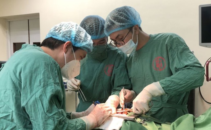 Người đàn ông 52 tuổi bị vỡ túi mật được bác sĩ cứu sống - Ảnh 1. Người đàn ông 52 tuổi bị vỡ túi mật được bác sĩ cứu sống - Ảnh 1.