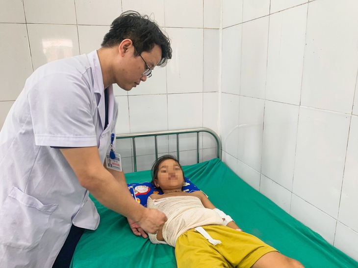 Nhiều trẻ bỏng điện bị nhiễm trùng nặng do người nhà tự ý điều trị - Ảnh 3. Nhiều trẻ bỏng điện bị nhiễm trùng nặng do người nhà tự ý điều trị - Ảnh 3.