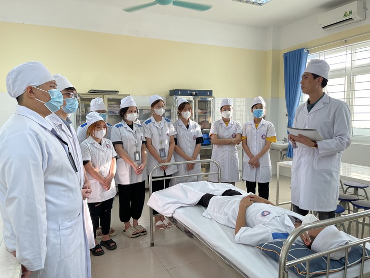 Nhân lực ngành xét nghiệm y học và điều dưỡng thiếu trầm trọng - Ảnh 2.