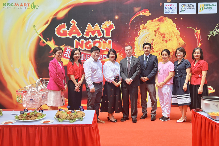 Rộn ràng mua sắm tại lễ hội “gà Mỹ ngon 2023” tại siêu thị BRGmart - Ảnh 1.