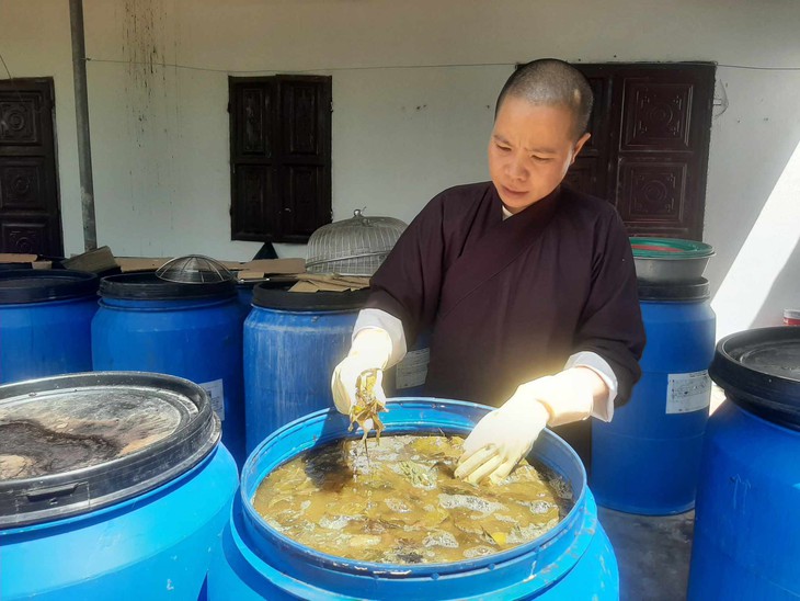 Chùa Hồi Long, nơi mái nhà chung của trẻ mồ côi - Ảnh 7.