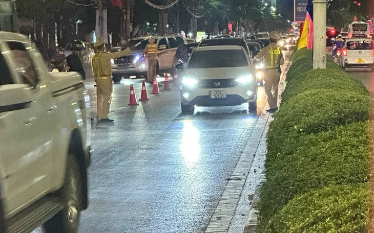 Lái xe biển xanh ở Nghệ An vi phạm nồng độ cồn