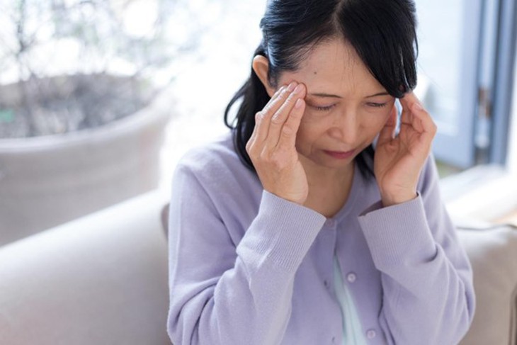 Đau đầu do thay đổi thời tiết, phải làm sao? - Ảnh 1.