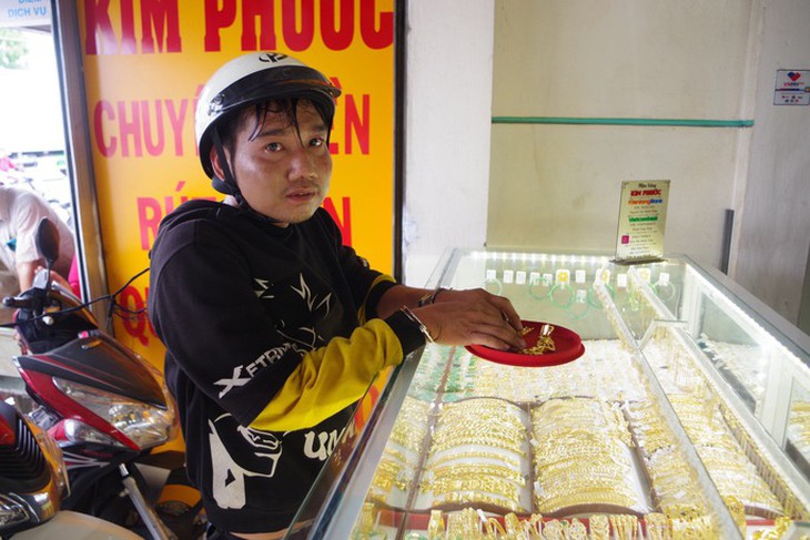 Giả vờ mua vàng rồi lấy bỏ chạy, nam thanh niên bị người dân bắt gọn - Ảnh 1.