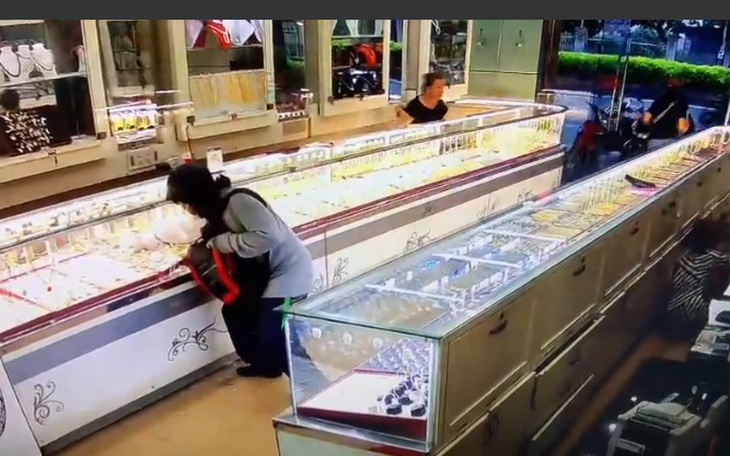 Hai kẻ bịt mặt cầm vật giống súng cướp tiệm vàng ở Khánh Hòa