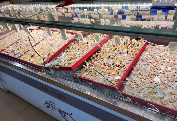 Hai kẻ bịt mặt táo tợn cướp tiệm vàng ở Khánh Hòa - Ảnh 3.