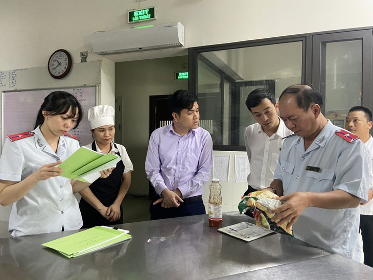 Cơ sở kinh doanh ẩm thực tại các bãi biển ở Hà Tĩnh chú trọng đảm bảo an toàn vệ sinh thực phẩm - Ảnh 3. Cơ sở kinh doanh ẩm thực tại các bãi biển ở Hà Tĩnh chú trọng đảm bảo an toàn vệ sinh thực phẩm - Ảnh 3.