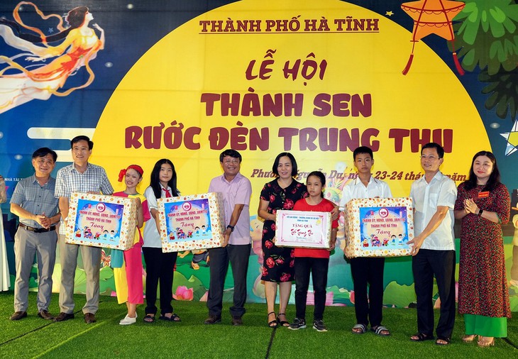 Người dân thích thú xuống phố rước đèn trung thu khổng lồ - Ảnh 12.