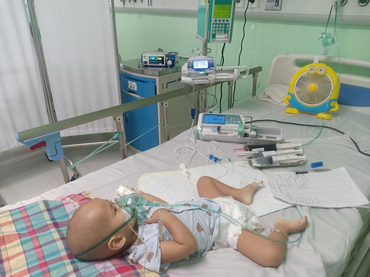 MS 877: Xót xa bé trai 2 tuổi cơ thể tự gây viêm, thoi thóp chiến đấu với bệnh lạ - Ảnh 2.