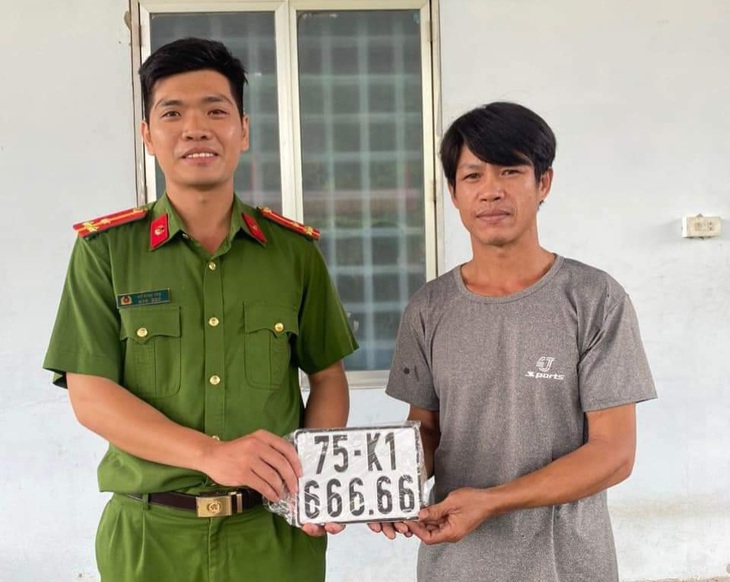 Người đàn ông ở Huế bấm được biển số ngũ quý tại công an xã - Ảnh 1. Người đàn ông ở Huế bấm được biển số ngũ quý tại công an xã - Ảnh 1.
