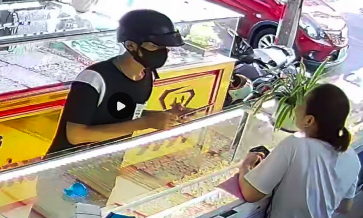 Vào tiệm vàng giả vờ hỏi mua rồi cướp giật nhẫn vàng bỏ chạy - Ảnh 1.