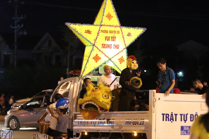 Người dân thích thú xuống phố rước đèn trung thu khổng lồ - Ảnh 7.