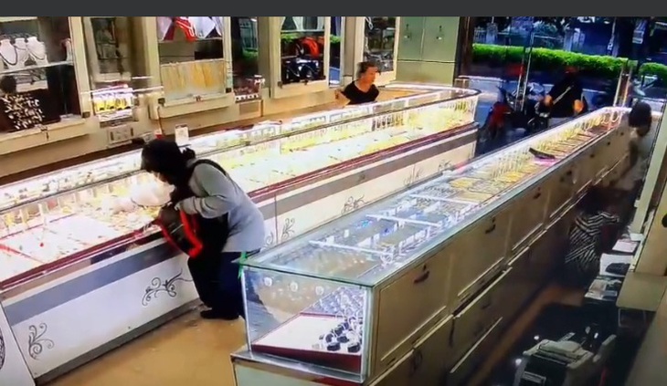 Bảo vệ tiệm vàng ở Khánh Hòa run rẫy kể về tên cướp áp vật giống súng vào mạn sườn mình - Ảnh 3. Bảo vệ tiệm vàng ở Khánh Hòa run rẫy kể về tên cướp áp vật giống súng vào mạn sườn mình - Ảnh 3.