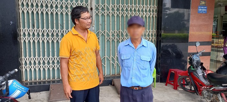 Bảo vệ tiệm vàng ở Khánh Hòa run rẫy kể về tên cướp áp vật giống súng vào mạn sườn mình - Ảnh 2. Bảo vệ tiệm vàng ở Khánh Hòa run rẫy kể về tên cướp áp vật giống súng vào mạn sườn mình - Ảnh 2.