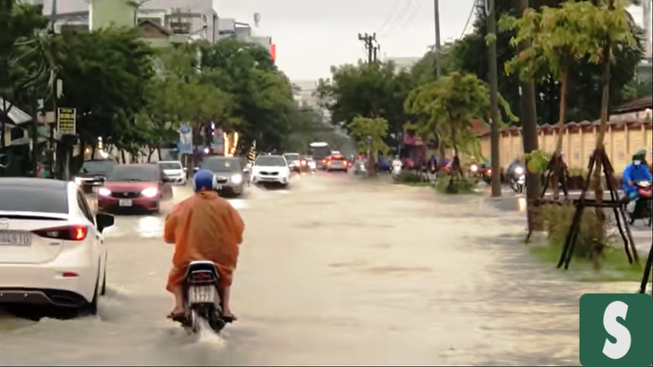 Mưa lớn gây ngập nhiều tuyến đường ở Đà Nẵng, học sinh trễ học - Ảnh 1. Mưa lớn gây ngập nhiều tuyến đường ở Đà Nẵng, học sinh trễ học - Ảnh 1.
