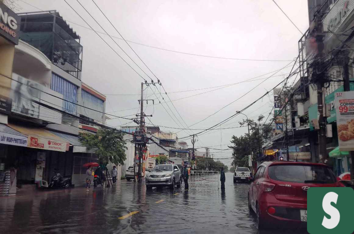 Mưa lớn gây ngập nhiều tuyến đường ở Đà Nẵng, học sinh trễ học - Ảnh 2. Mưa lớn gây ngập nhiều tuyến đường ở Đà Nẵng, học sinh trễ học - Ảnh 2.