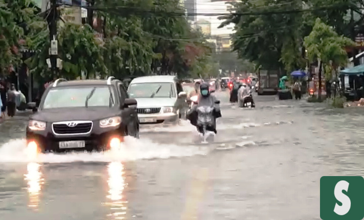 Mưa lớn gây ngập nhiều tuyến đường ở Đà Nẵng, học sinh trễ học - Ảnh 3. Mưa lớn gây ngập nhiều tuyến đường ở Đà Nẵng, học sinh trễ học - Ảnh 3.