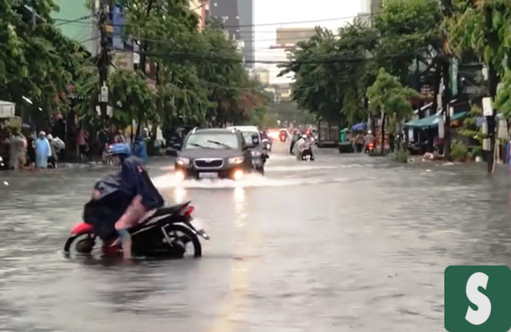 Mưa lớn gây ngập nhiều tuyến đường ở Đà Nẵng, học sinh trễ học - Ảnh 4. Mưa lớn gây ngập nhiều tuyến đường ở Đà Nẵng, học sinh trễ học - Ảnh 4.