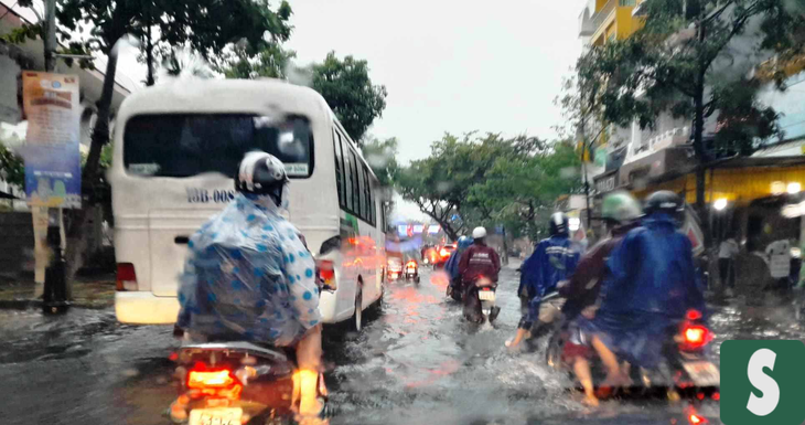 Mưa lớn gây ngập nhiều tuyến đường ở Đà Nẵng, học sinh trễ học - Ảnh 5. Mưa lớn gây ngập nhiều tuyến đường ở Đà Nẵng, học sinh trễ học - Ảnh 5.