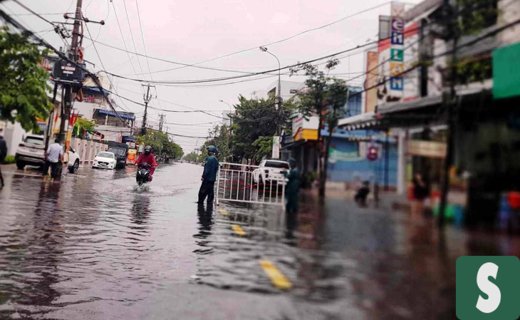 Mưa lớn gây ngập nhiều tuyến đường ở Đà Nẵng, học sinh trễ học - Ảnh 6. Mưa lớn gây ngập nhiều tuyến đường ở Đà Nẵng, học sinh trễ học - Ảnh 6.