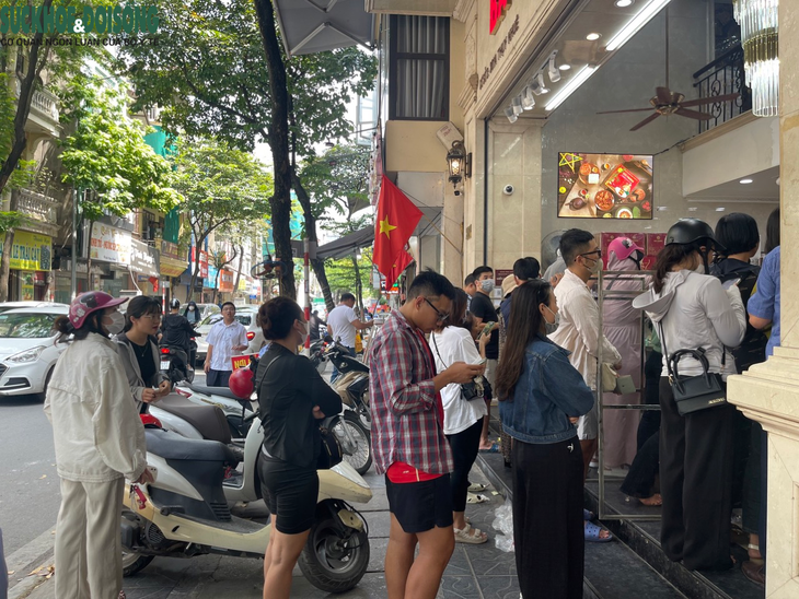 Bánh Trung thu sát ngày rằm: Nơi xếp hàng mua, chỗ vắng hoe - Ảnh 2.