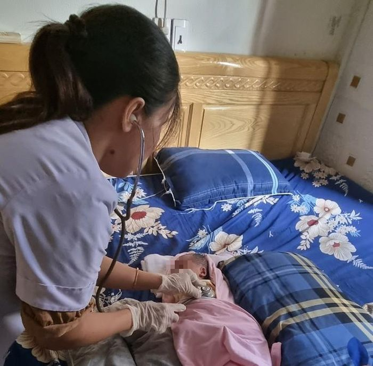 Bé gái sơ sinh bị bỏ rơi trước cổng nhà dân kèm mảnh giấy nhờ nuôi hộ - Ảnh 1. Bé gái sơ sinh bị bỏ rơi trước cổng nhà dân kèm mảnh giấy nhờ nuôi hộ - Ảnh 1.