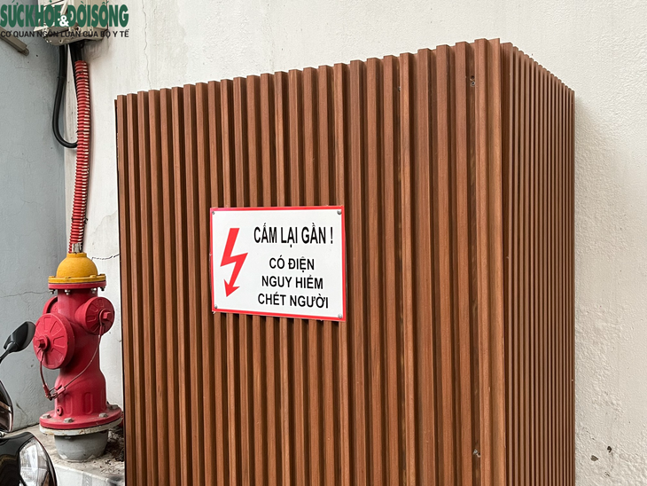 Bốt điện tại Hà Nội được khoác áo để chống dán quảng cáo rao vặt - Ảnh 5.