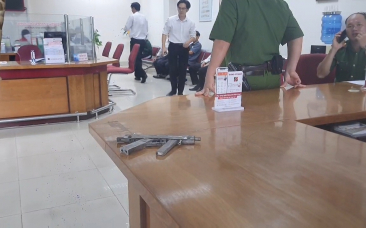Truy bắt nghi phạm dùng súng tự chế cướp ngân hàng