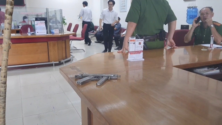 Truy bắt nghi phạm dùng súng tự chế cướp ngân hàng bất thành - Ảnh 1.