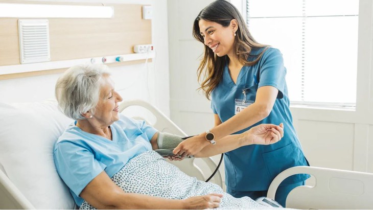 Đo huyết áp - nên đo khi nằm hay khi ngồi để chính xác? - Ảnh 1.