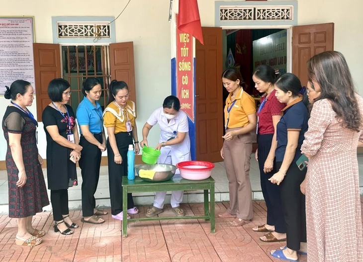 Dịch đau mắt đỏ có xu hướng tăng, Nghệ An đẩy mạnh phòng chống - Ảnh 4. Dịch đau mắt đỏ có xu hướng tăng, Nghệ An đẩy mạnh phòng chống - Ảnh 4.