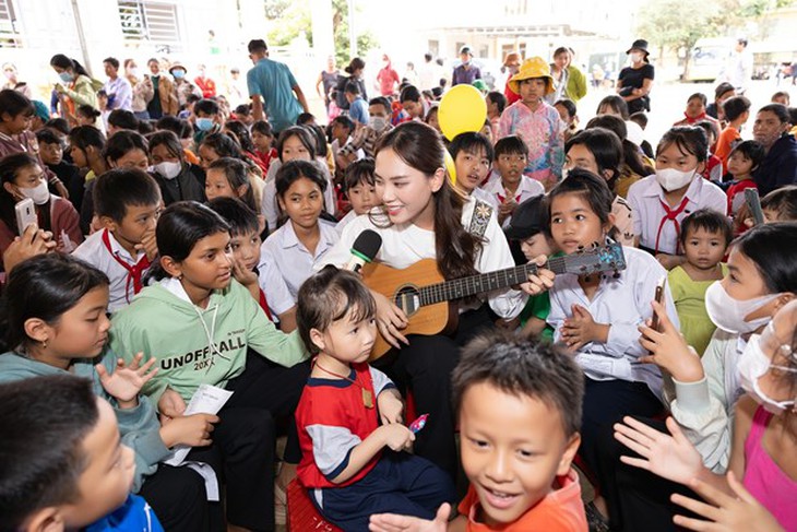 Dàn Hoa hậu mang Trung Thu hạnh phúc đến với trẻ em khó khăn - Ảnh 1.