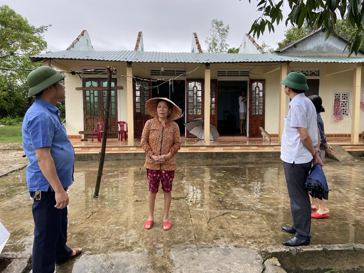 Lốc xoáy bất ngờ quét qua cuốn bay 67 mái nhà dân  - Ảnh 2.