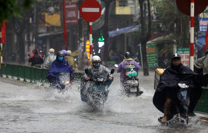 Đêm nay áp thấp nhiệt đới vào đất liền, miền Bắc mưa lớn dài ngày - Ảnh 2.