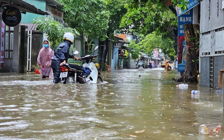 Diễn biến mưa lớn ở nhiều khu vực do áp thấp nhiệt đới đổ bộ