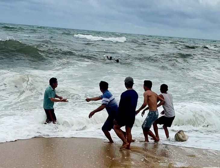 Thuyền chìm, 3 ngư dân phải ôm can nhựa lênh đênh trên biển - Ảnh 1. Thuyền chìm, 3 ngư dân phải ôm can nhựa lênh đênh trên biển - Ảnh 1.