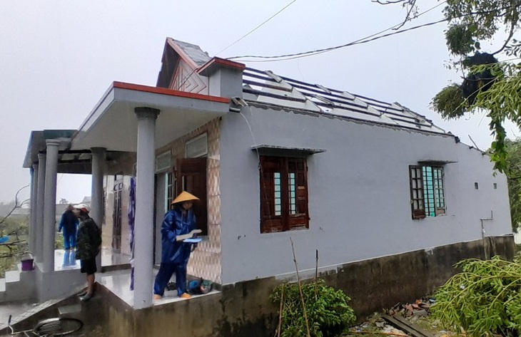 Lốc xoáy khiến hàng chục nhà dân ở Thừa Thiên Huế tốc mái - Ảnh 1.