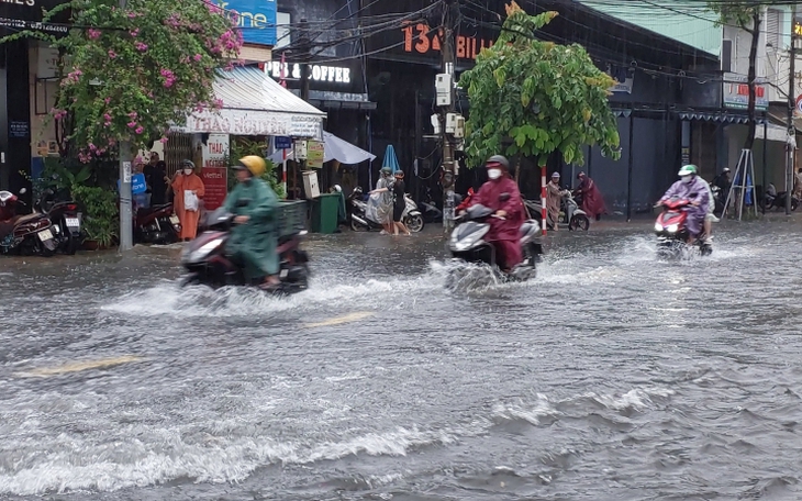 Áp thấp nhiệt đới vào đất liền, cả nước có mưa dông