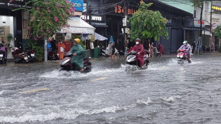 Áp thấp nhiệt đới vào đất liền, cả nước có mưa dông - Ảnh 2.