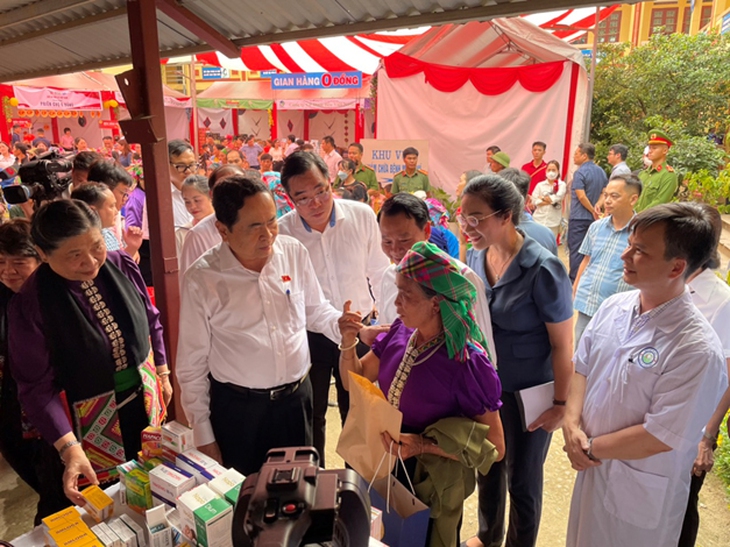 Ấm áp phiên chợ 0 đồng cho trẻ em vùng cao - Ảnh 1.